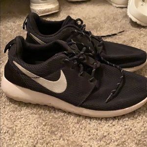Black Nike roshe